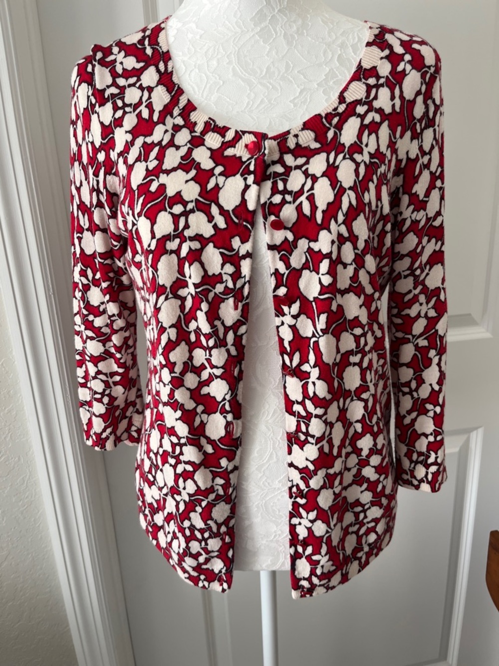 Talbots Wnite and Red Floral Knit Cardigan Cotton Rayon Blend EUC Petite S